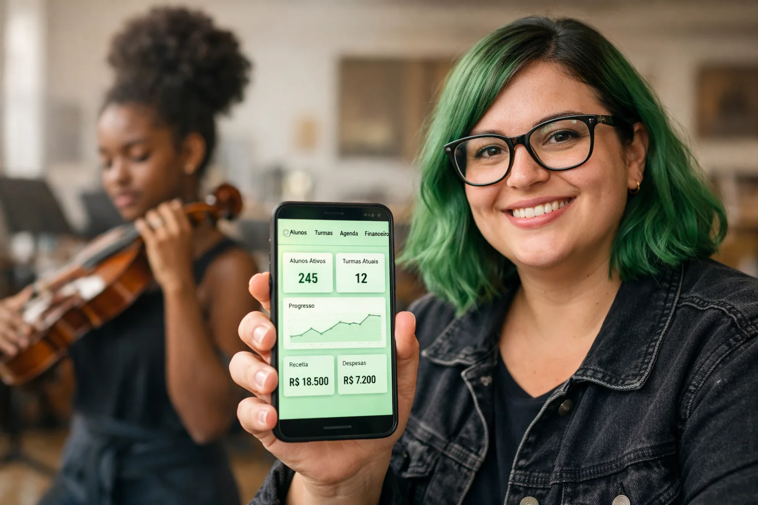 Escola de Artes com mulher mostrando software de gestao no celular e aluna com violino ao fundo